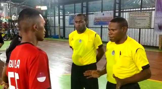pimpin-pertandingan-di-asmat-marselus-kelanangame-sekalian-upgrading-peraturan-futsal