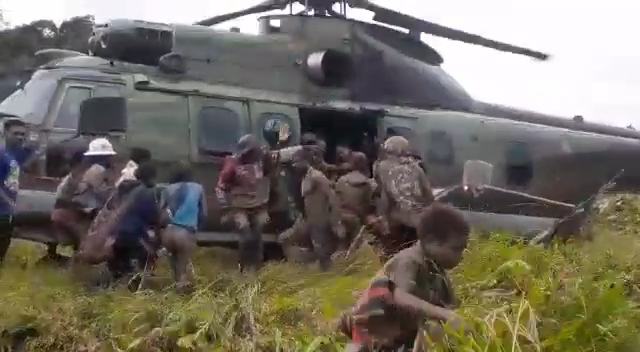 Tim SAR Gabungan Timika bersama warga  megevakuasi korban kecelakaan pesawat Susi Air jenis Pilatus Porter PC-6 PK-BVM di Duma, Kamis (23/6/2022) pagi. Foto: Humas SAR Timika
