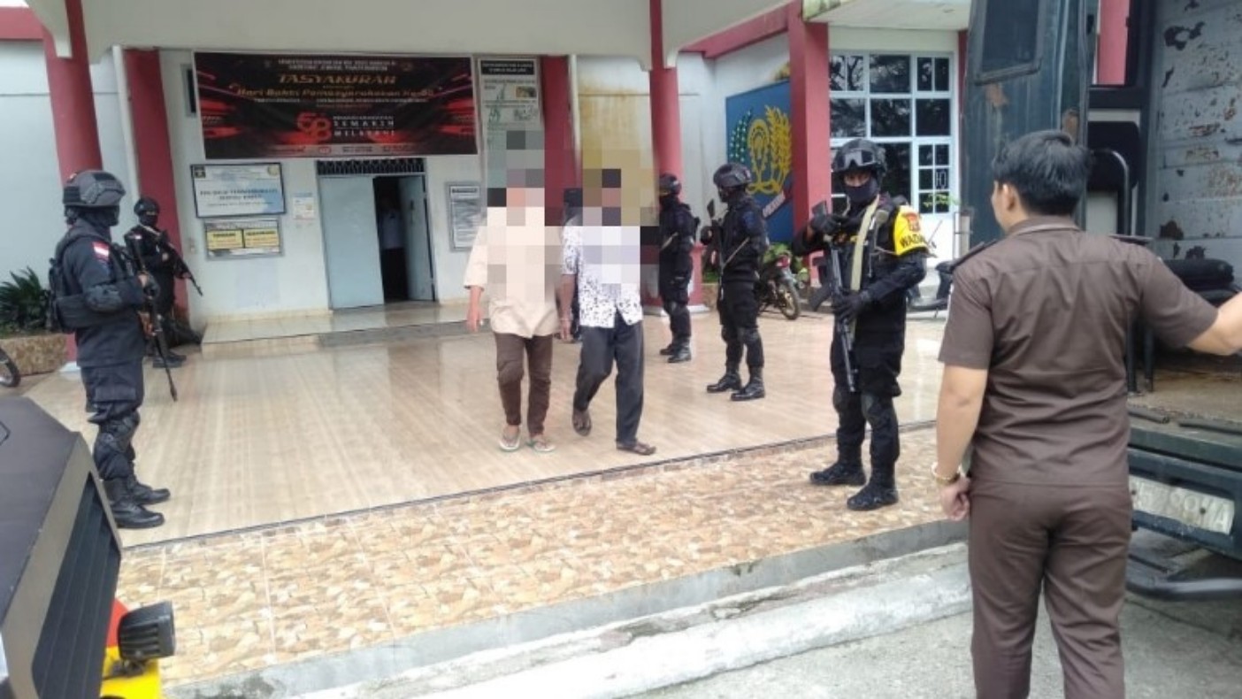 Terdakwa hadir di Pengadilan Negeri Mimika untuk mengikuti sidang offline, Kamis (23/6/2022). Foto: Kejari Mimika