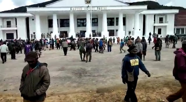 ricuh-di-kantor-bupati-paniai-satu-warga-tewas-kena-tembak