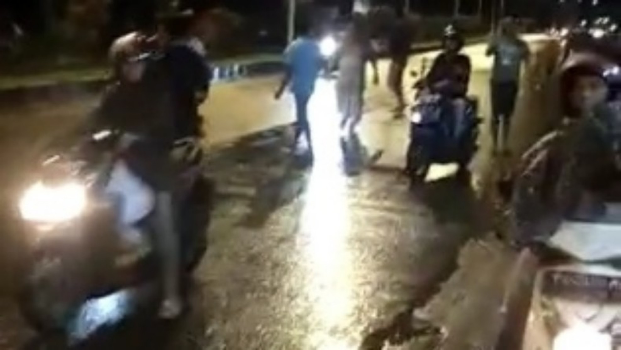 solar-tumpah-di-jalan-hasanuddin-puluhan-pengendara-motor-tergelincir