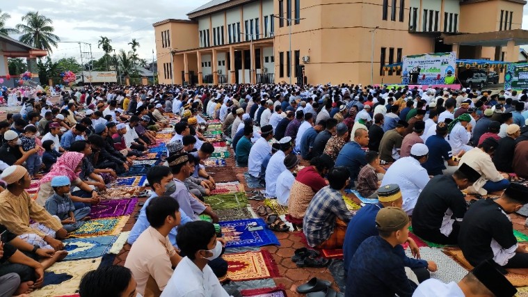 salat-idul-adha-umat-islam-padati-halaman-eme-neme-yauware