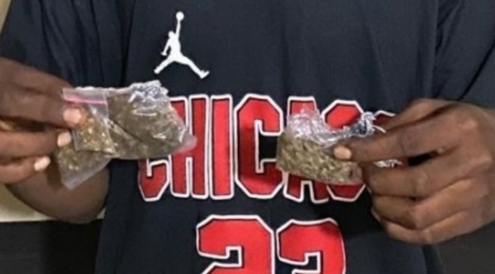 bawa-bungkusan-ganja-seorang-pelajar-diringkus-polisi-di-pantai-nabire