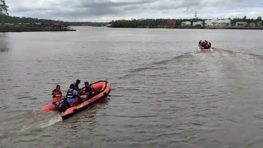 jatuh-dari-long-boat-seorang-guru-timika-hilang-di-perairan-puriri