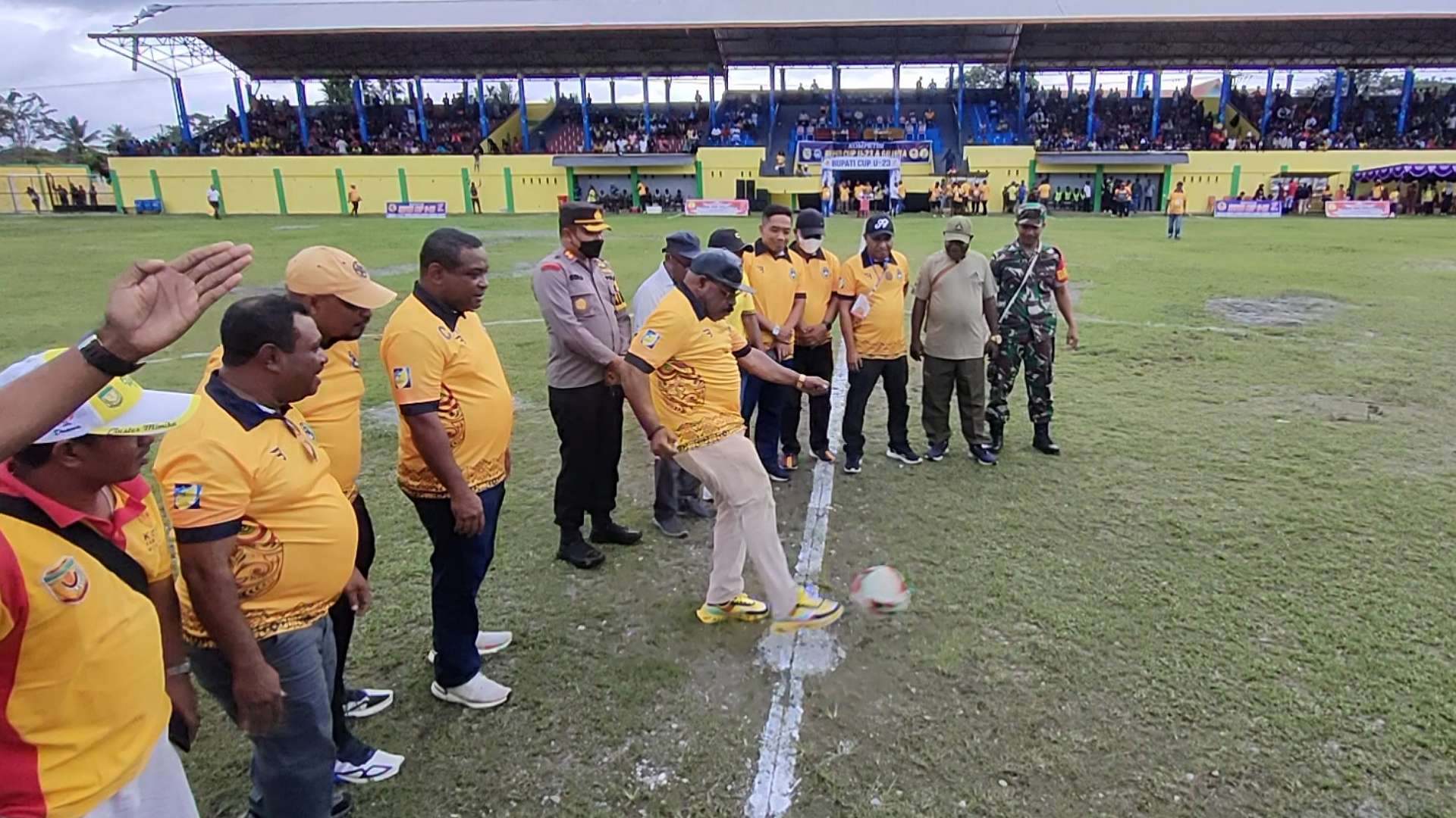Sepakan kick off Ketua DPRD Mimika, Anton Bukaleng menandai bergulirnya kompetisi sepakbola U-23 Askab PSSI Mimika di Stadion Wania Imipi SP1, Minggu (17/7/2022). Foto: Burhan/ Papua60detik