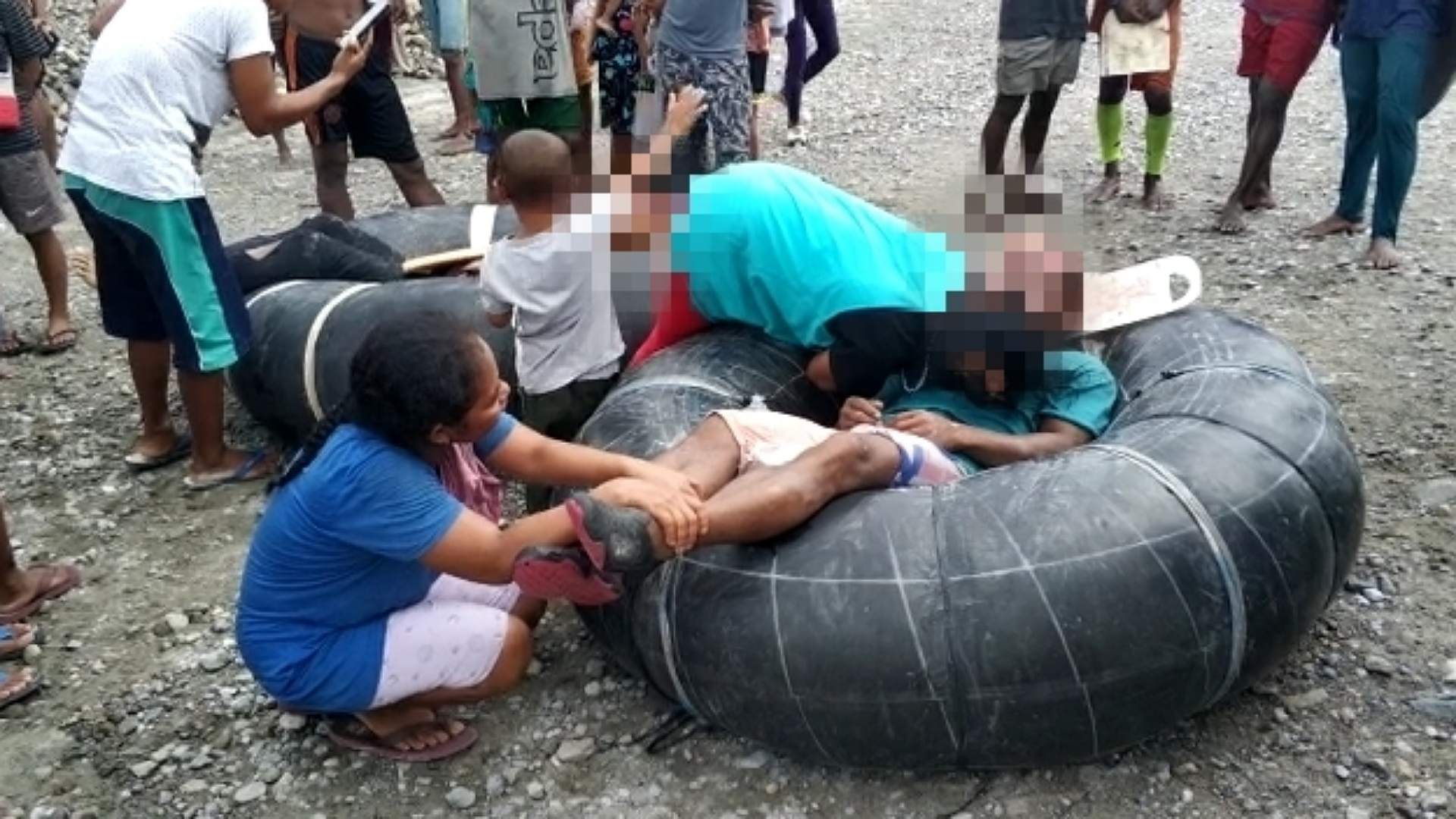 Evakuasi dua pendulang tradisional yang ditemukan meninggal dunia setelah sempat hanyut kali Mile Point 36, Selasa (19/7/2022). Foto: Istimewa