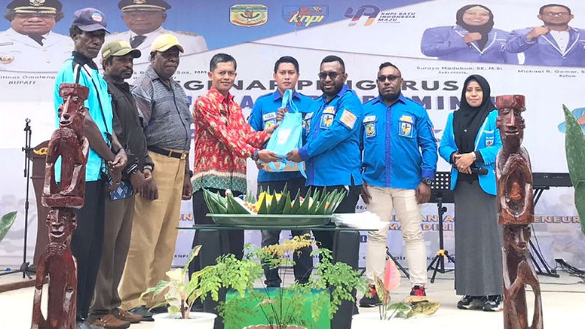hut-ke-49-knpi-mimika-bagikan-400-paket-alat-tulis-di-mimika-timur