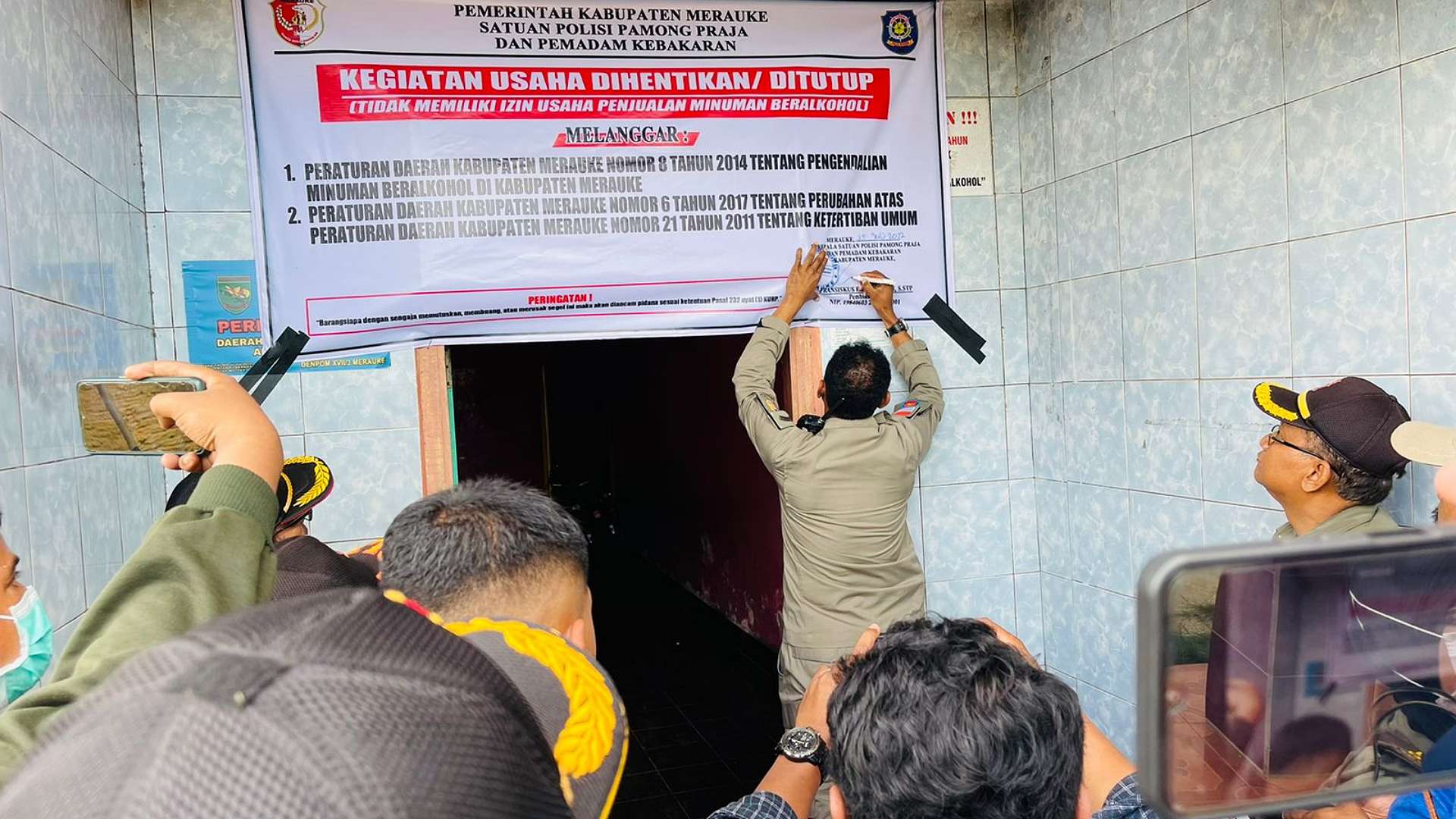 Petugas Satpol PP melakukan penyegelan di salah satu bar di Jalan Atafura Buti Merauke, Senin (25/7/2022). Foto: Ami/ Papua60detik