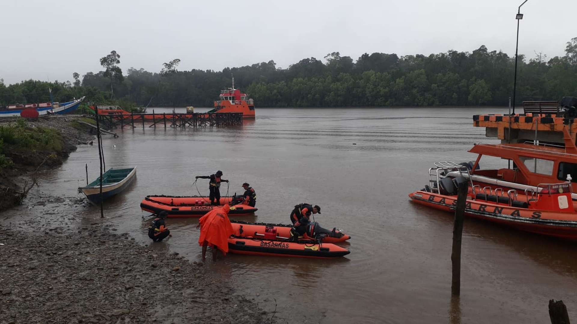 Tim SAR Gabungan Timika melakukan pencarian terhadap seorang balita yang dilaporkan jatuh di sekitar pelabuhan kapal Feri Pomako, Timika, Selasa (26/7/2022). Foto: Humas SAR Timika