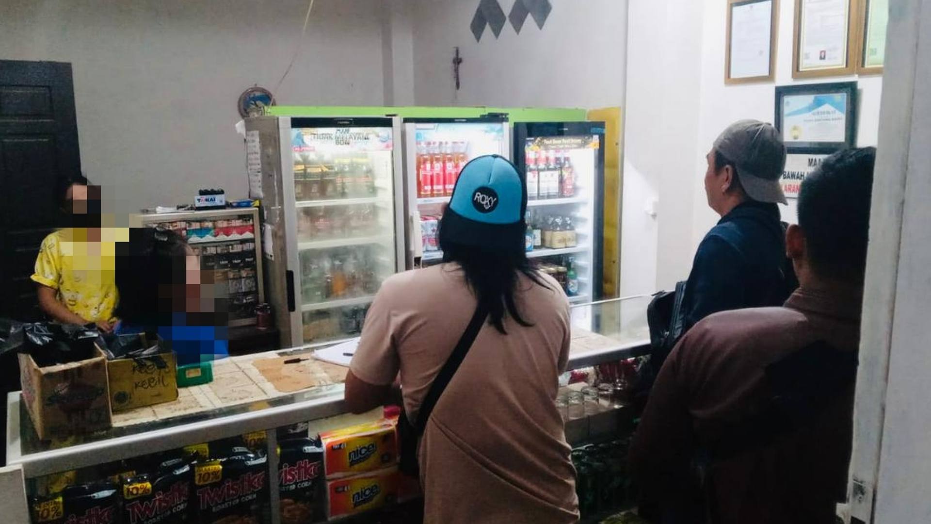 tak-patuhi-jam-buka-toko-polisi-sita-miras-pabrikan-di-merauke