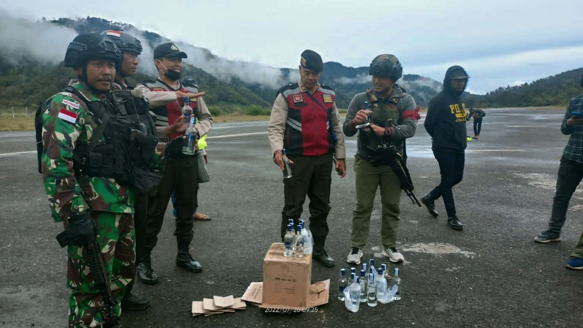 diselundupkan-dari-timika-puluhan-botol-miras-lolos-masuk-sugapa