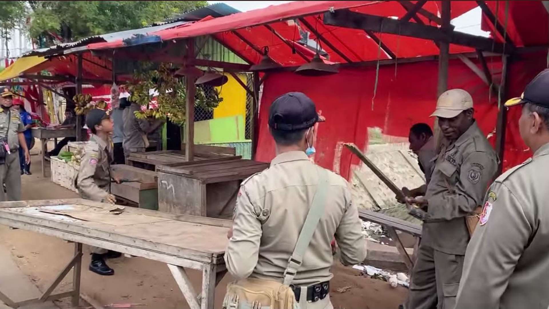 tak-punya-izin-satpol-pp-bongkar-3-lapak-pkl-di-jalan-parakomando