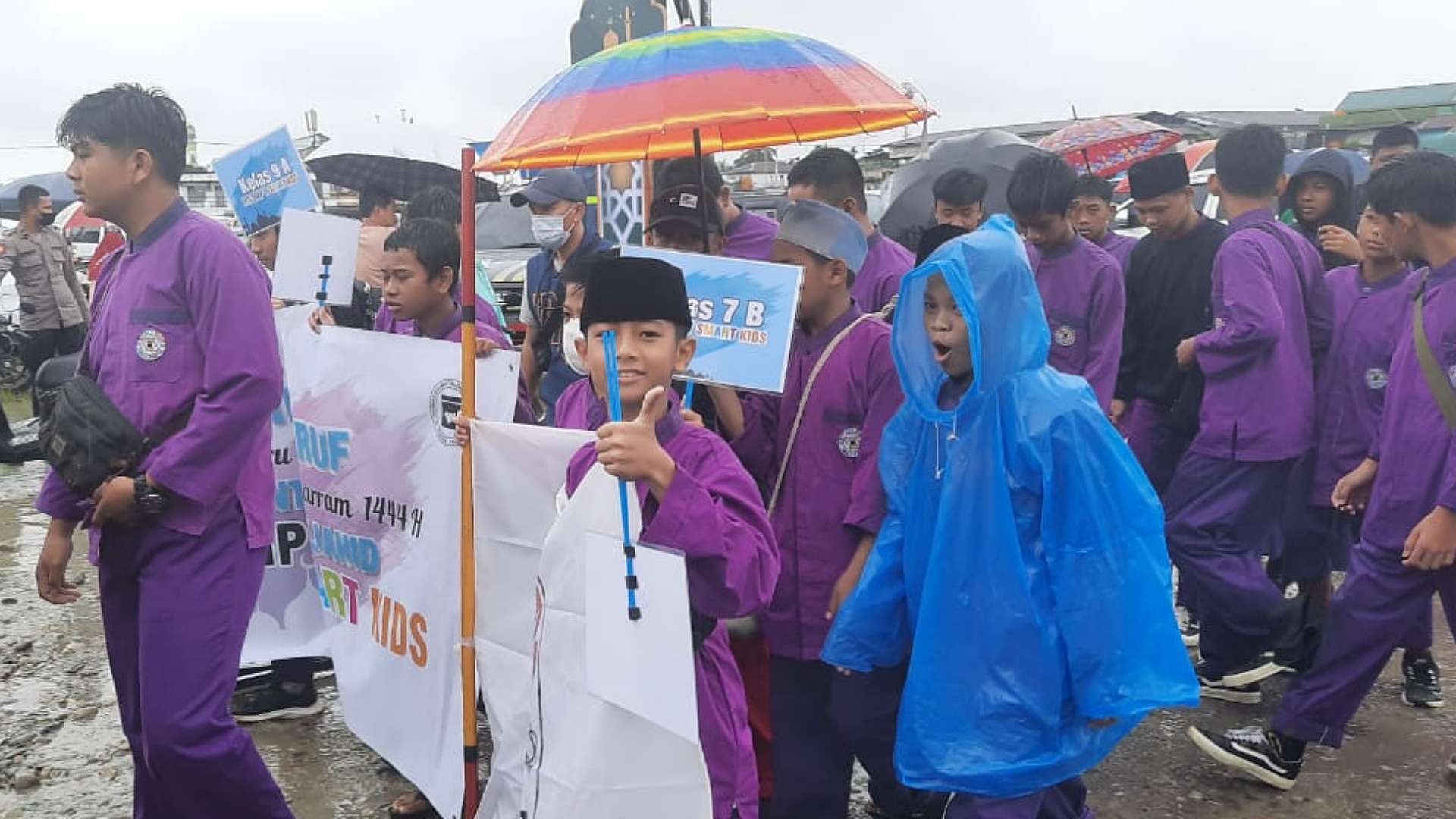 hujan-di-pawai-taaruf-1-muharram-1444-hijiriah-la-itam-ini-tahun-berkah