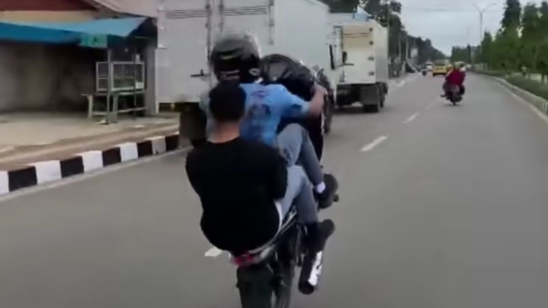 Screenshot video dua pelajar ugal- ugalan di Merauke yang sempat viral di media sosial