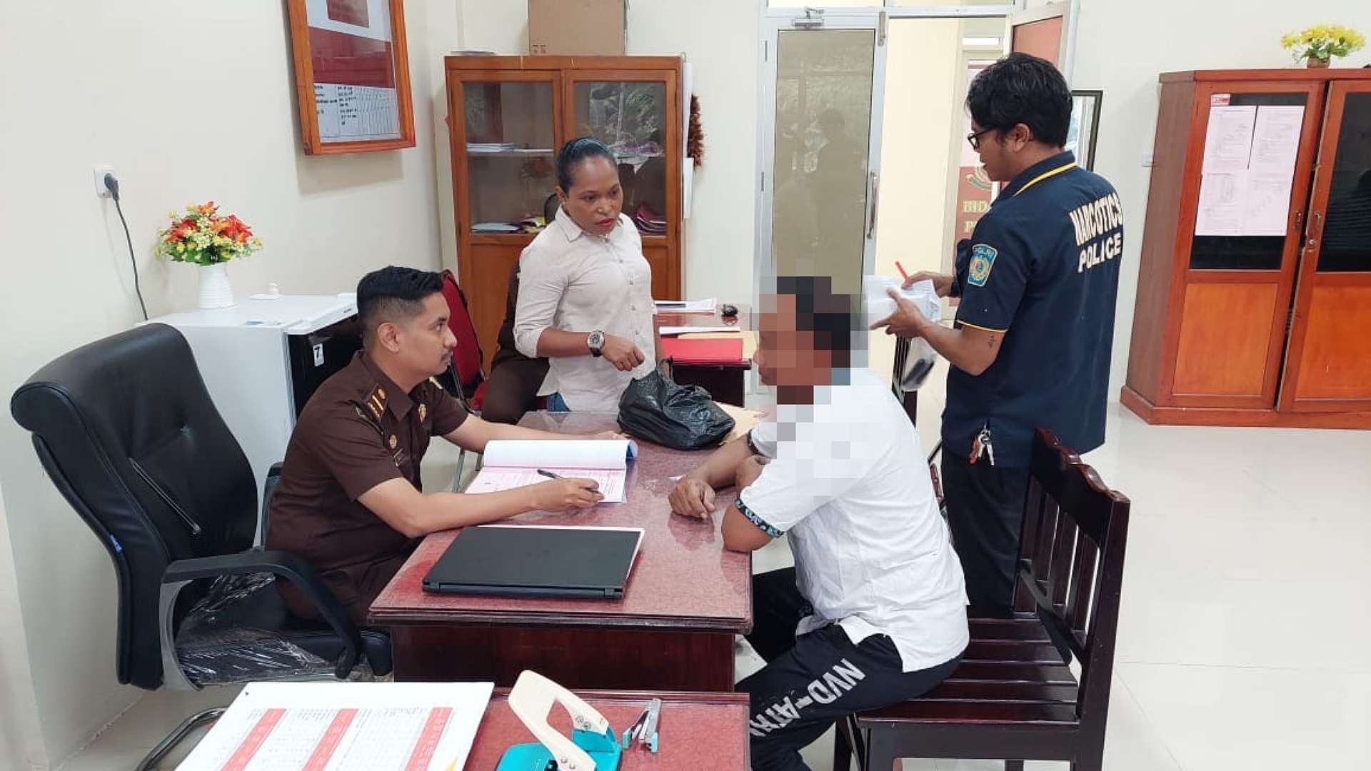 polisi-serahkan-mh-ke-kejaksaan-negeri-mimika