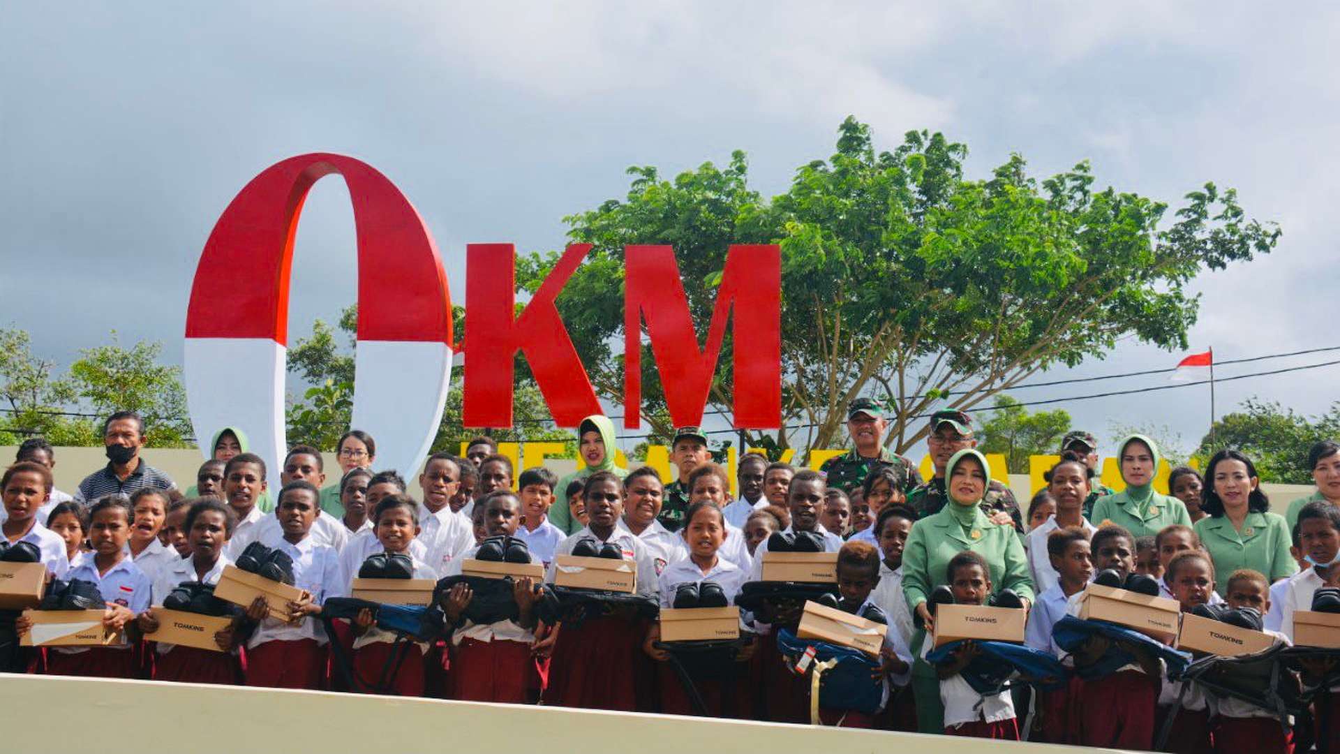 Komandan Korem 174/ATW, Brigjen TNI E Reza Pahlevi bersama siswa SD YPK Sota di Perbatasan RI-PNG Kabupaten Merauke Papua, Jumat (5/08/2022). Foto: Penrem 174/ATW