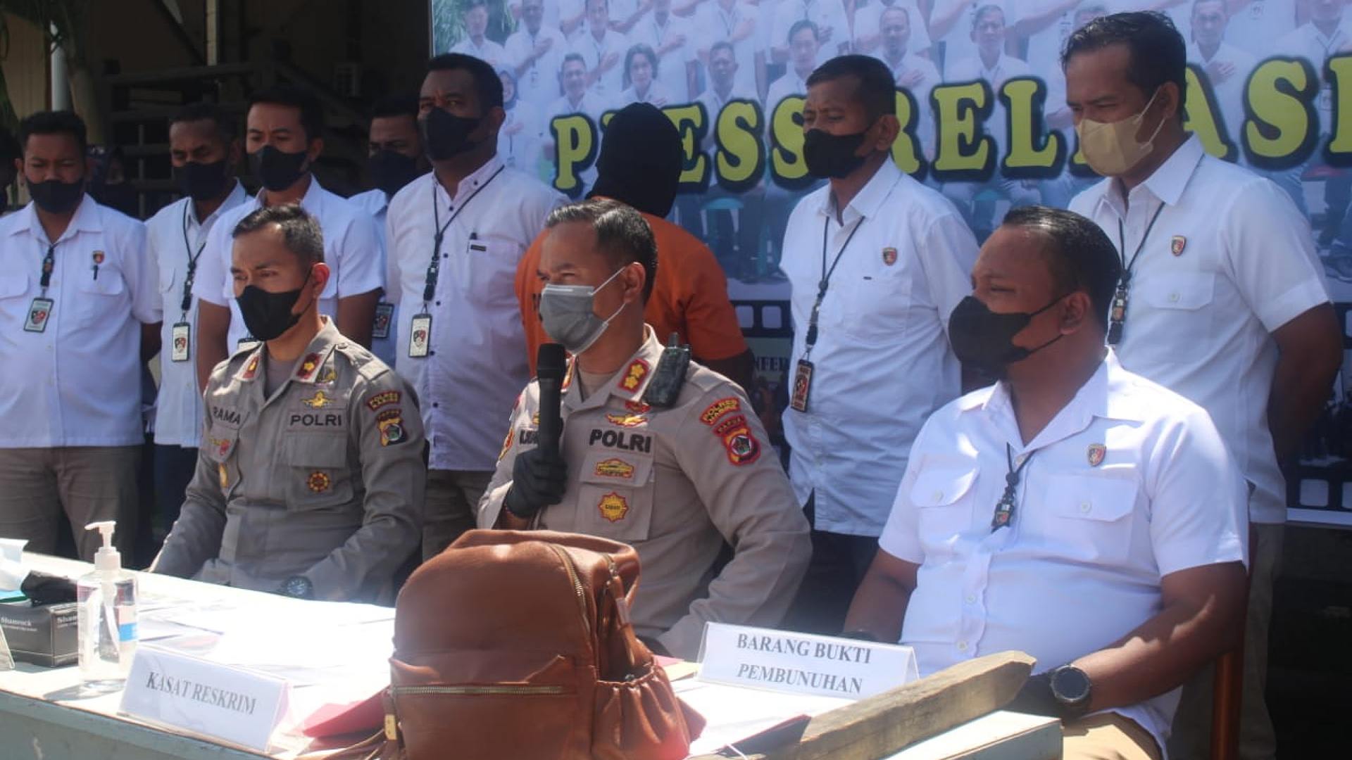 Kapolres Nabire AKBP I Ketut Suarnaya memimpin konferensi pers terkait tindak pidana  pembunuhan berencana, Jumat (5/8/2022). Foto: Humas Polda Papua