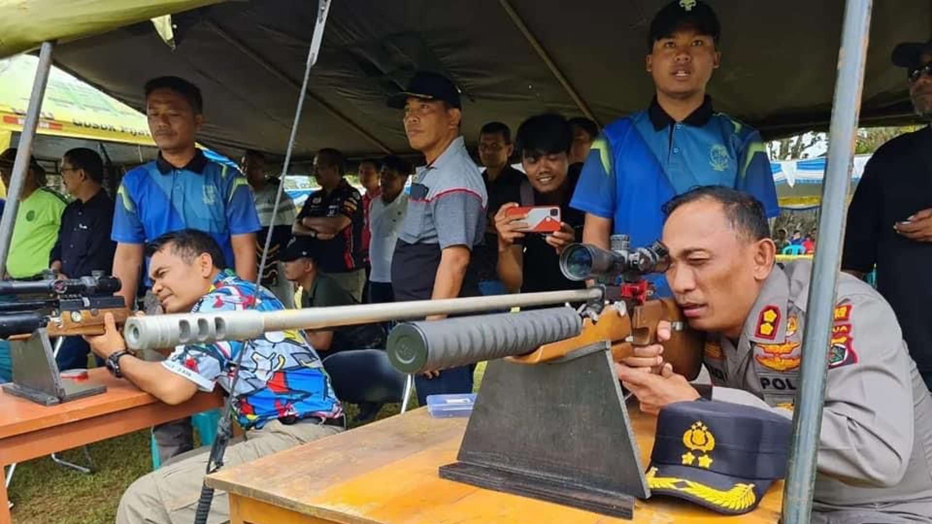 Danlanud JA Dimara Kolonel Pnb Feri Yunaldi dan Kapolres Merauke Sandi Sultan saat menembak di lapangan sepak bola legimin, Sabtu (6/8/2022). Foto: Ami/ Papua60detik