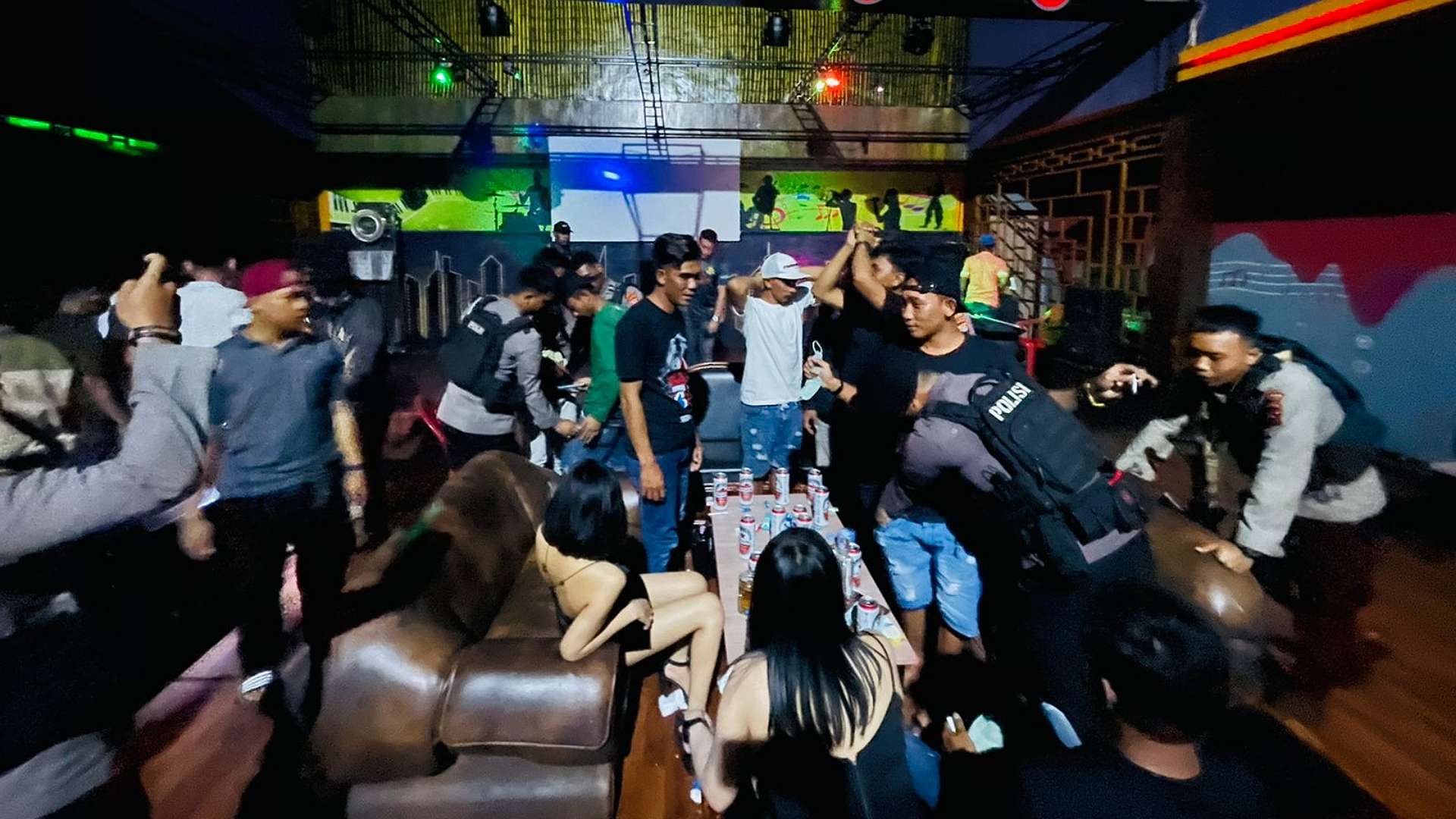 Polisi dan Satpol PP Merauke merazia pengunjung Diskotik Kawanua di Merauke, Sabtu (6/8/2022) malam. Foto: Ami/ Papua60detik