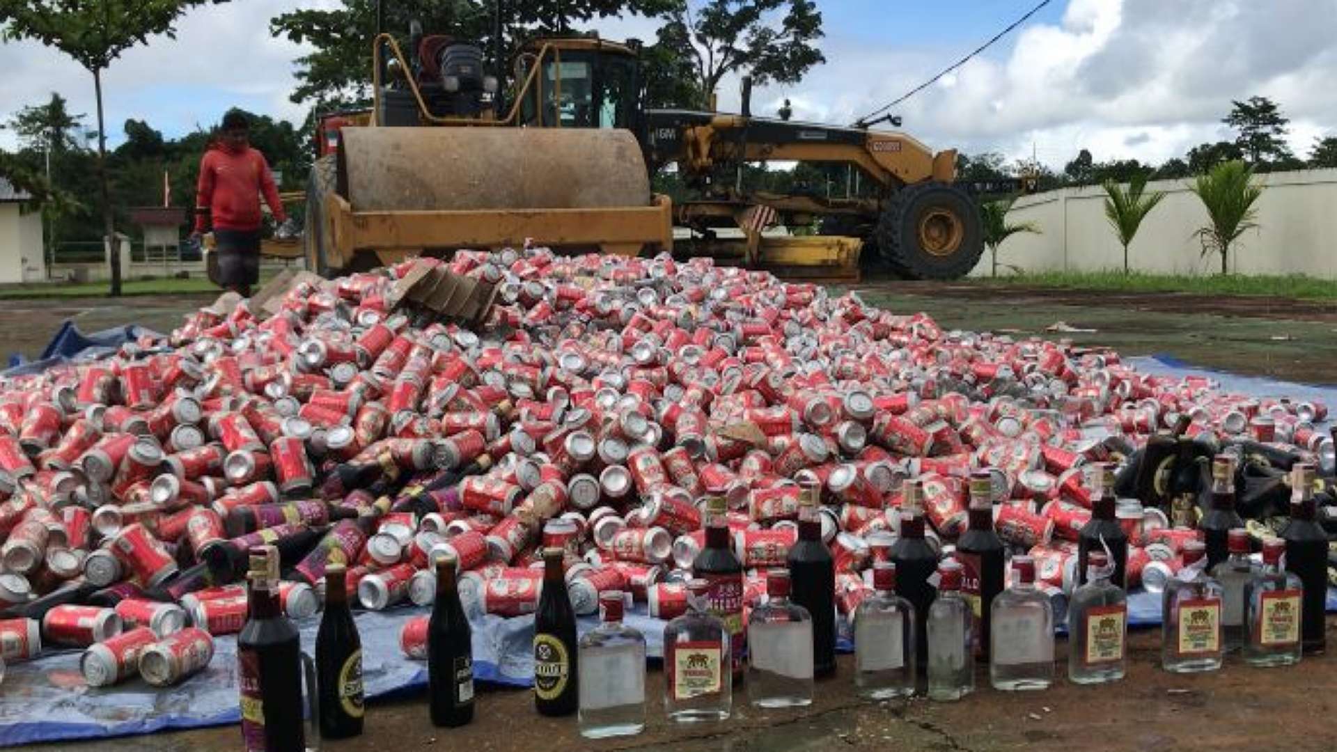 kejari-mimika-musnahkan-ribuan-barang-bukti-perkara-pidana