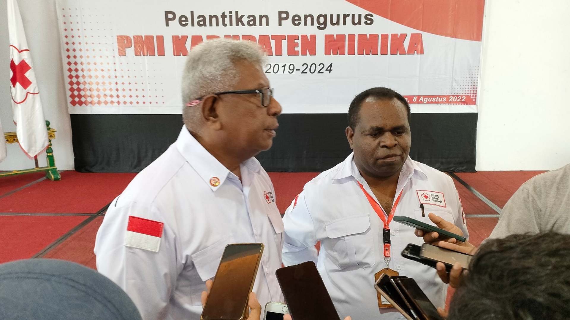 Ketua PMI Papua, Zakius Degei bersama Ketua PMI Mimika, Yohannes Rettob menyampaikan keterangan kepada wartawan. Foto: Dok/ Papua60detik
