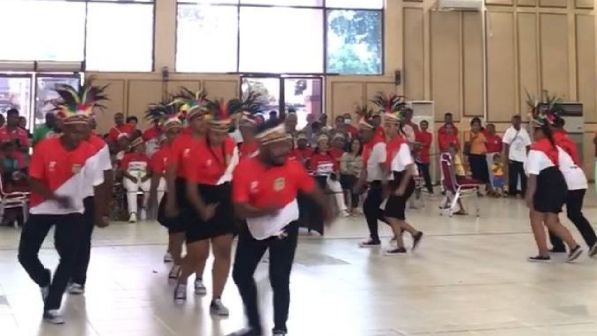 Penampilan salah satu peserta lomba seka yang diselenggarakan Pemerintah Distrik Mimika Baru di Gedung Eme Neme Yauware, Jumat (12/8/2022). Foto, Faris/ Papua60detik