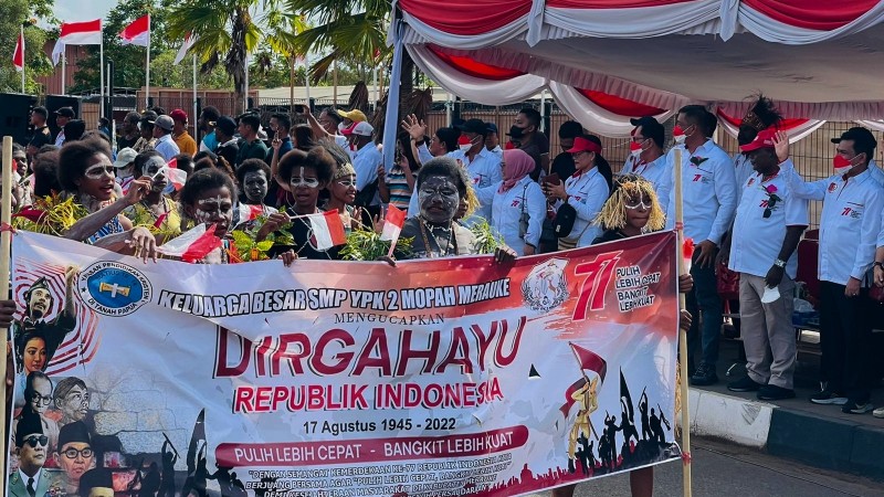 Peserta pawai budaya nusantara menyambut HUT RI ke-77 di Kabupaten Merauke, Sabtu (13/8/2022). Foto: Ami/ Papua60detik