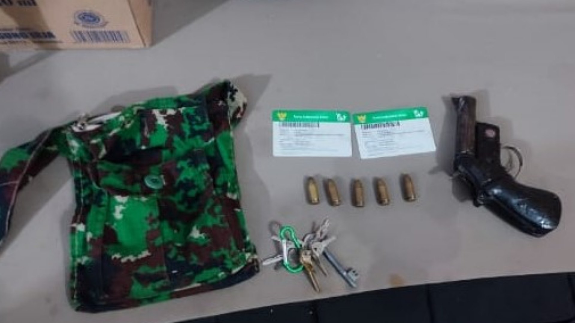 Barang bukti senjata api dan amunisi yang diamankan saat pesta rakyat HUT RI ke-77 di Hanggar Cenderawasih Kota Biak Numfor, Sabtu (13/8/2022) lalu. Foto: Istimewa