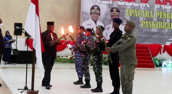 hujan-upacara-taptu-dilakukan-dalam-gedung-eme-neme-yauware