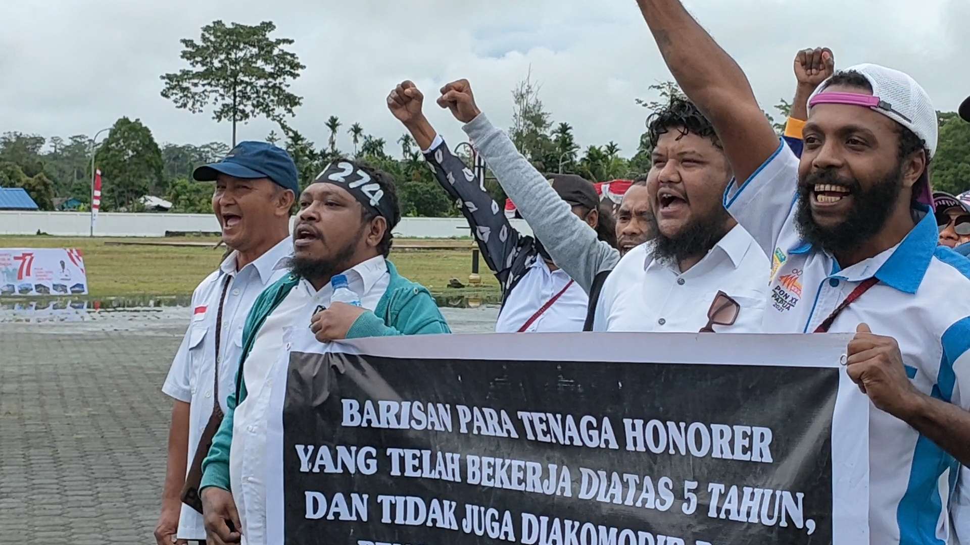 momen-hut-ri-rombongan-honorer-mimika-datang-pertanyakan-keadilan