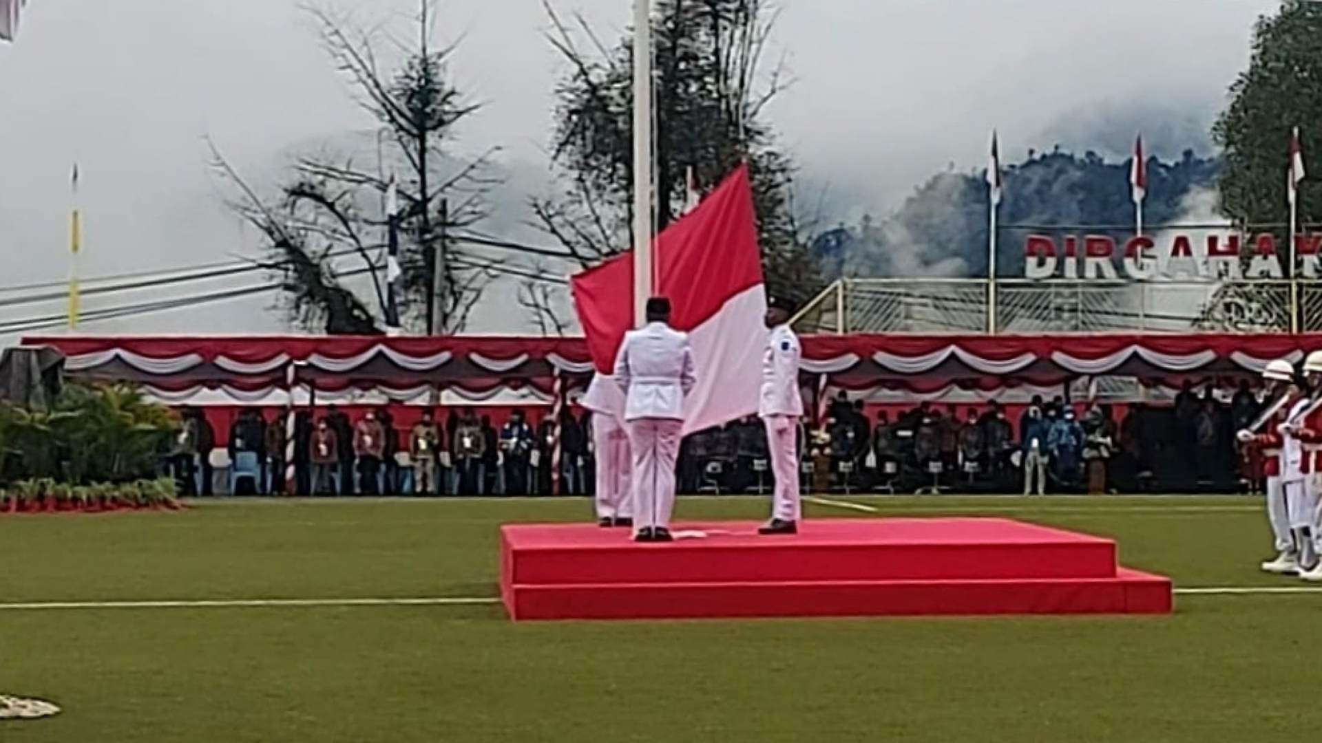 menteri-bahlil-lahadalia-jadi-inspektur-upacara-hut-ri-di-tembagapura