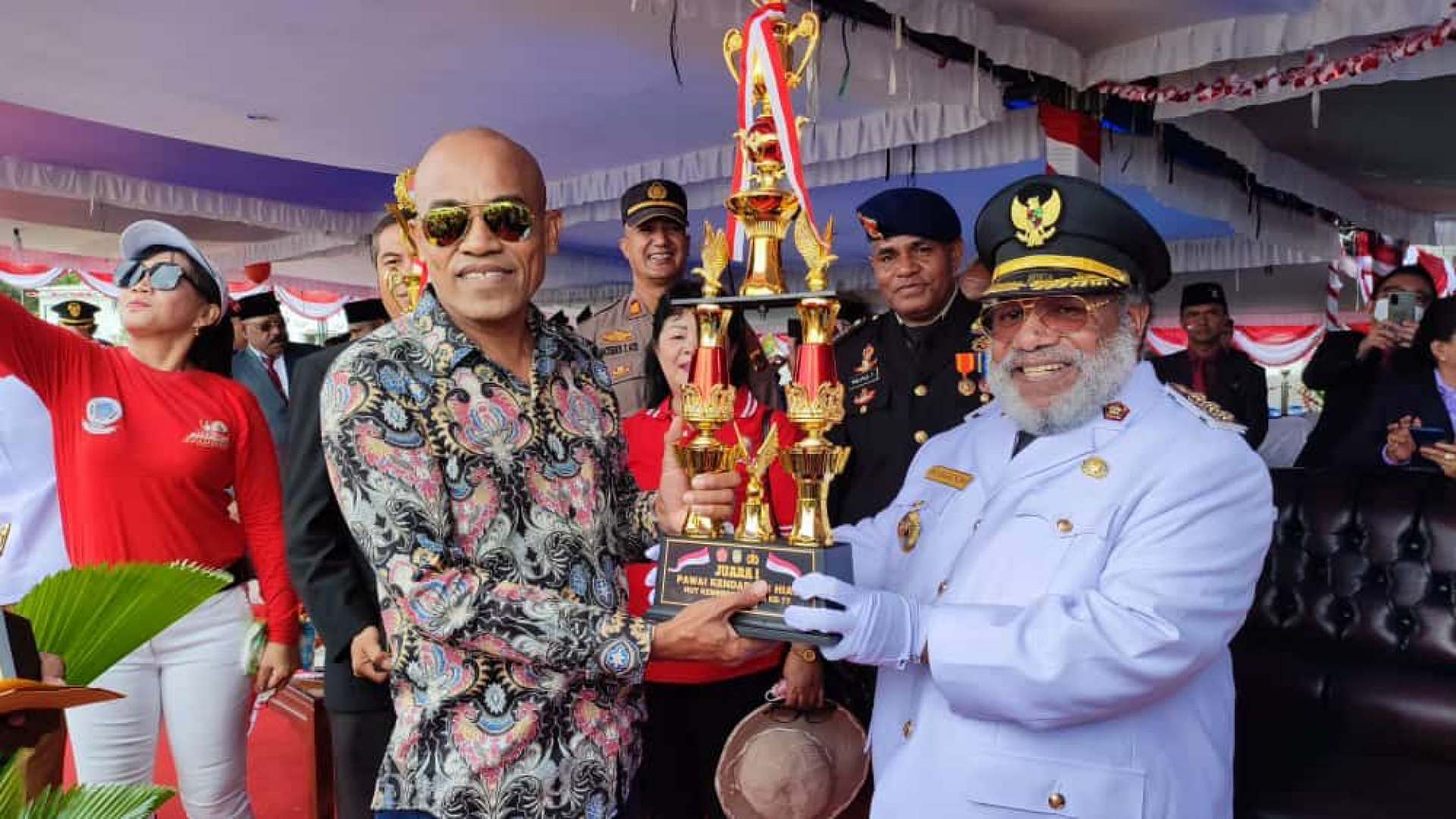 Bupati Mimika Eltinus Omaleng menyerahkan piala kepada pemenang lomba mobil hias. Foto: Faris/ Papua60detik