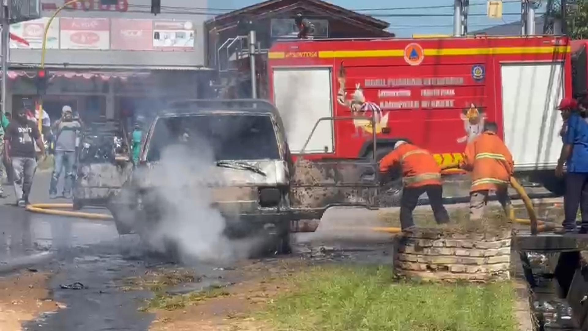 warga-dikagetkan-mobil-pikap-tiba-tiba-terbakar-di-jalan-ahmad-yani