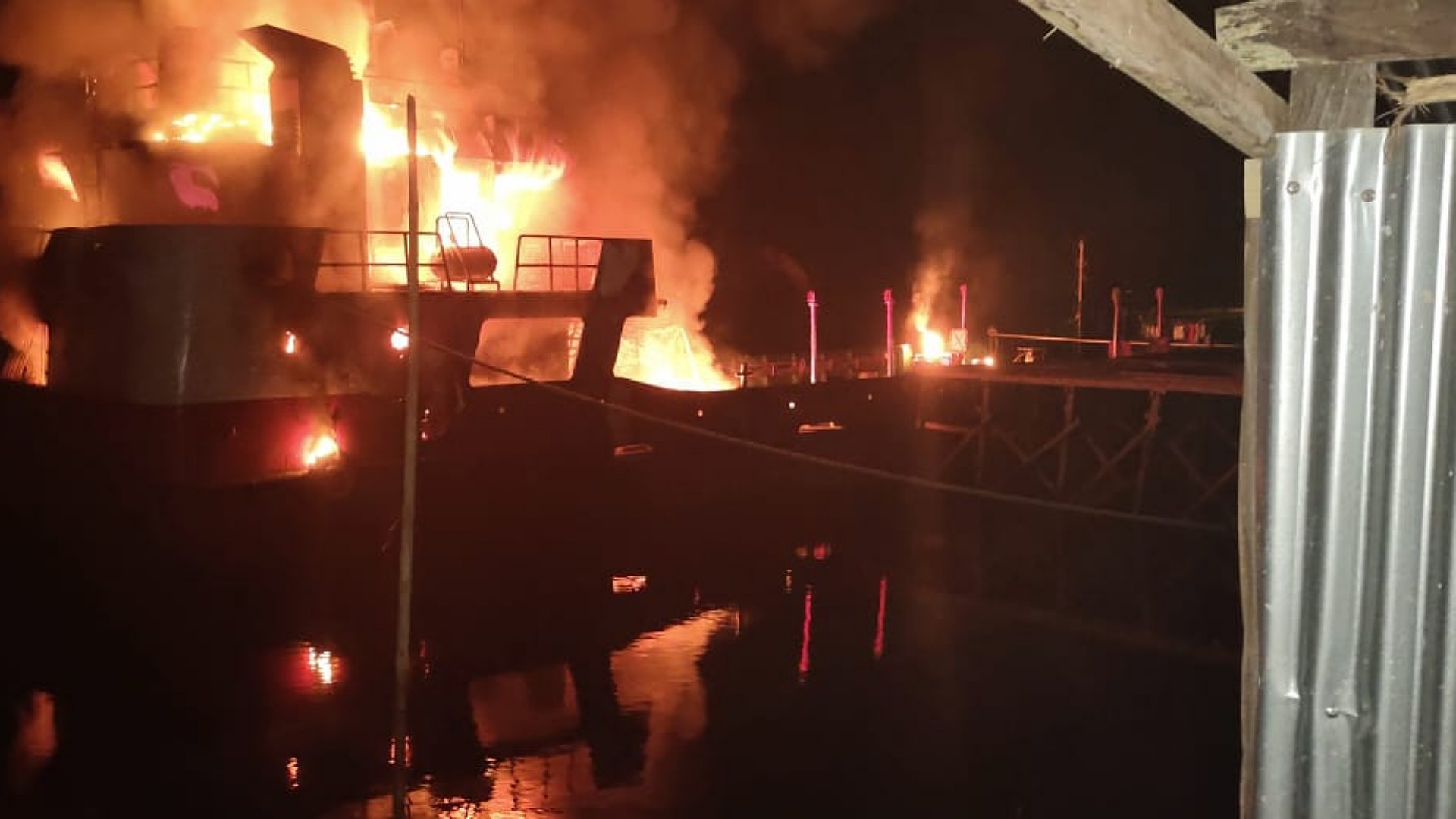dua-kapal-terbakar-di-mappi-satu-abk-meninggal-dunia