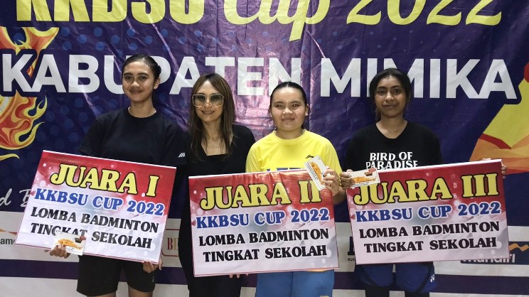Ketua KKBSU Mimika Herlina Pussung bersama para pemenang turnamen bulutangkis kategori putri tingkat SMA. Foto Faris/ Papua60detik
