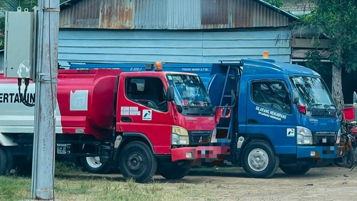 Mobil tangki BBM bersubsidi dan non subsidi di Merauke. Foto: Ami/ Papua60detik
