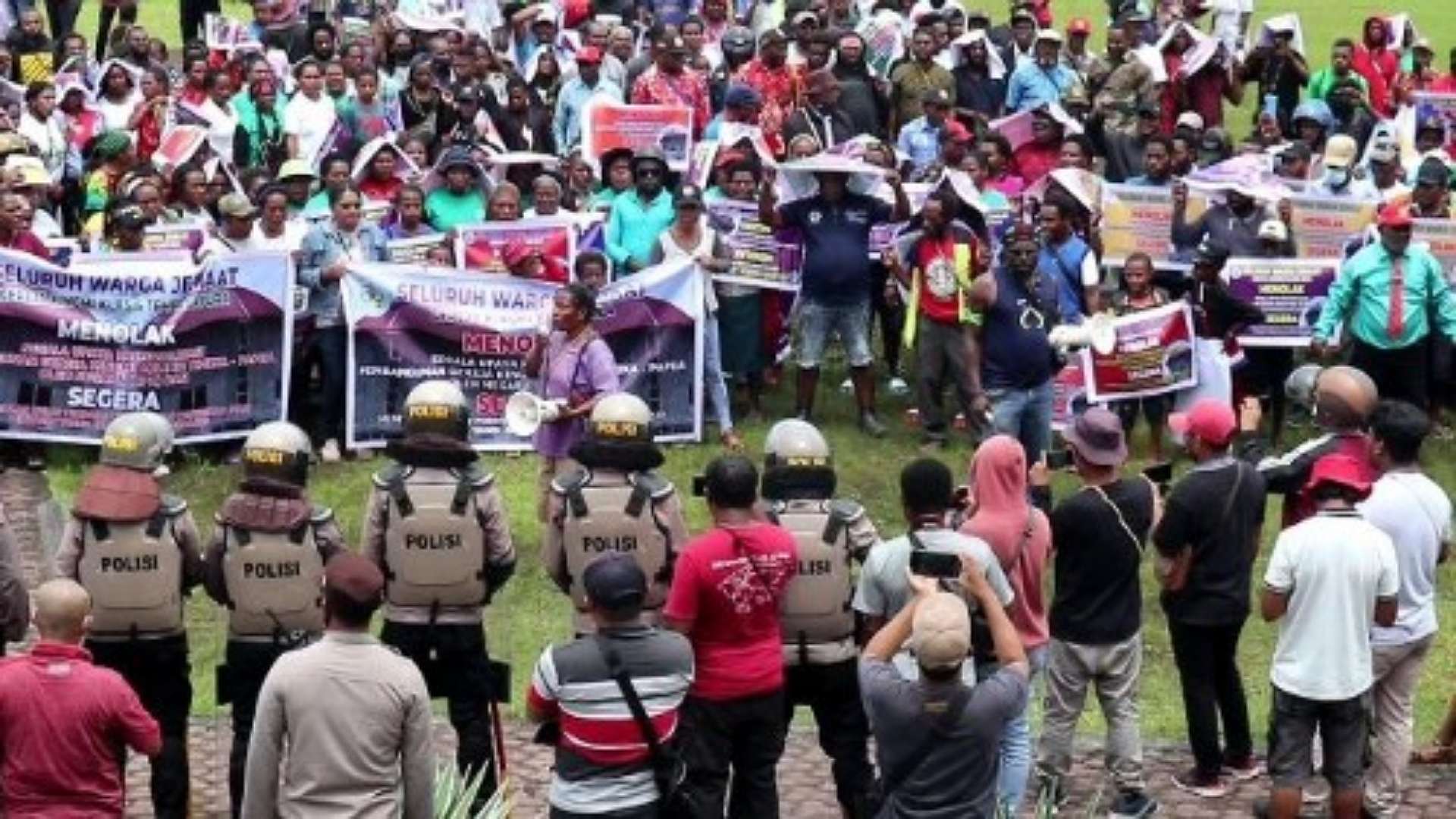 massa-aksi-di-dprd-minta-penyidikan-kasus-dugaan-korupsi-eltinus-omaleng-dihentikan