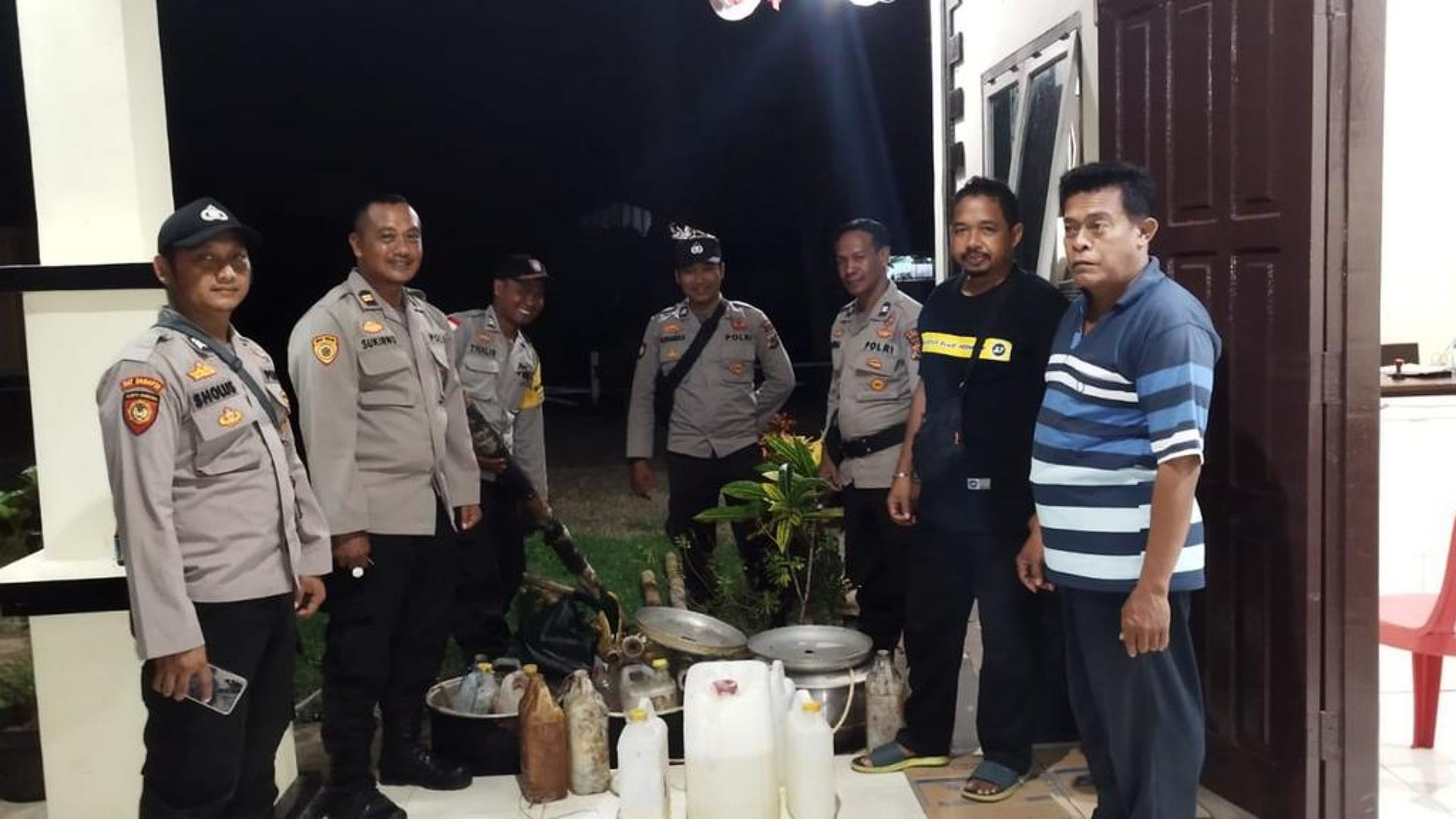 puluhan-liter-miras-lokal-disita-polsek-tanah-miring-pembuatnya-hanya-ditegur