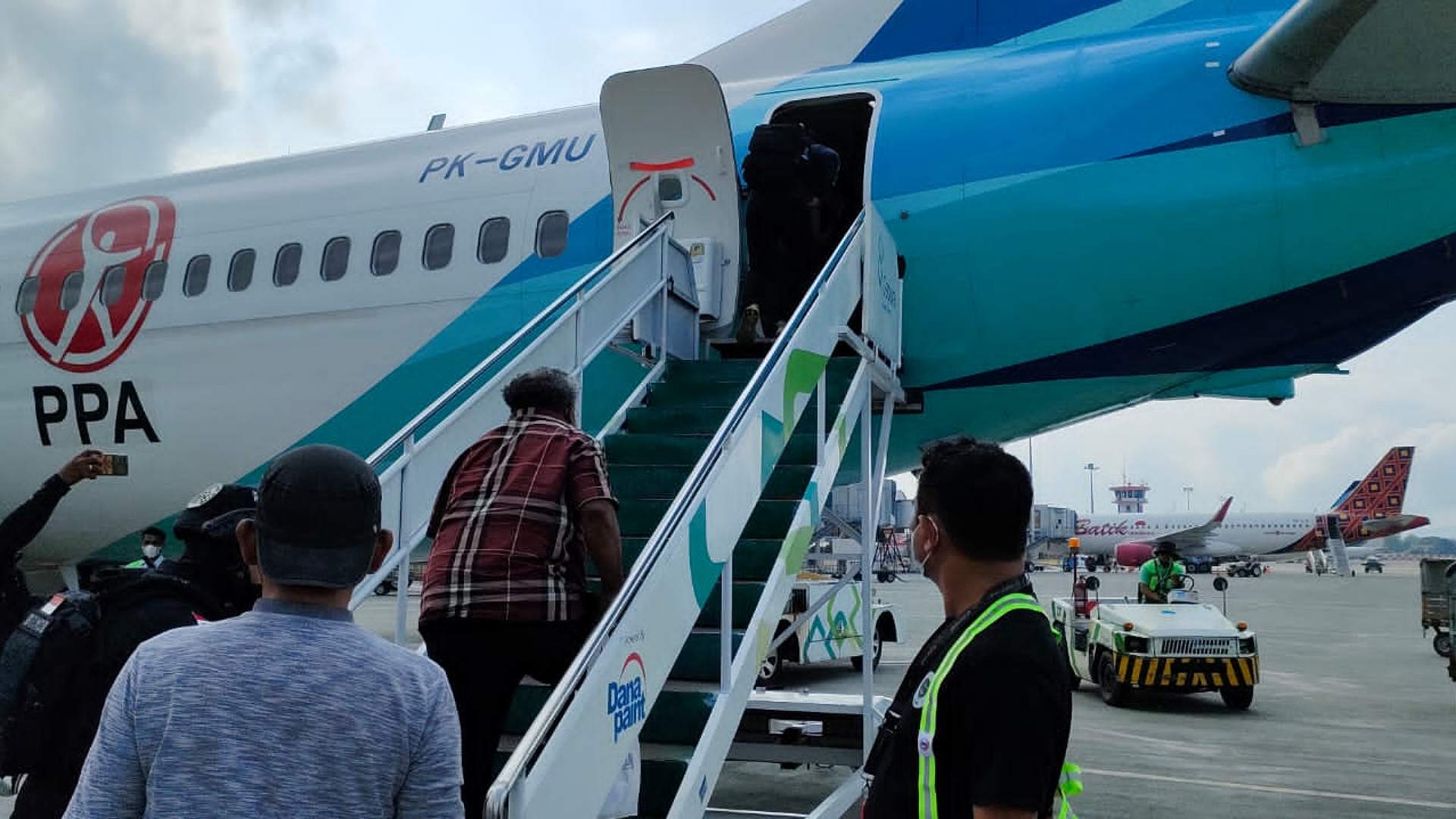 usai-ditangkap-kpk-bupati-mimika-eltinus-omaleng-diterbangkan-ke-jakarta