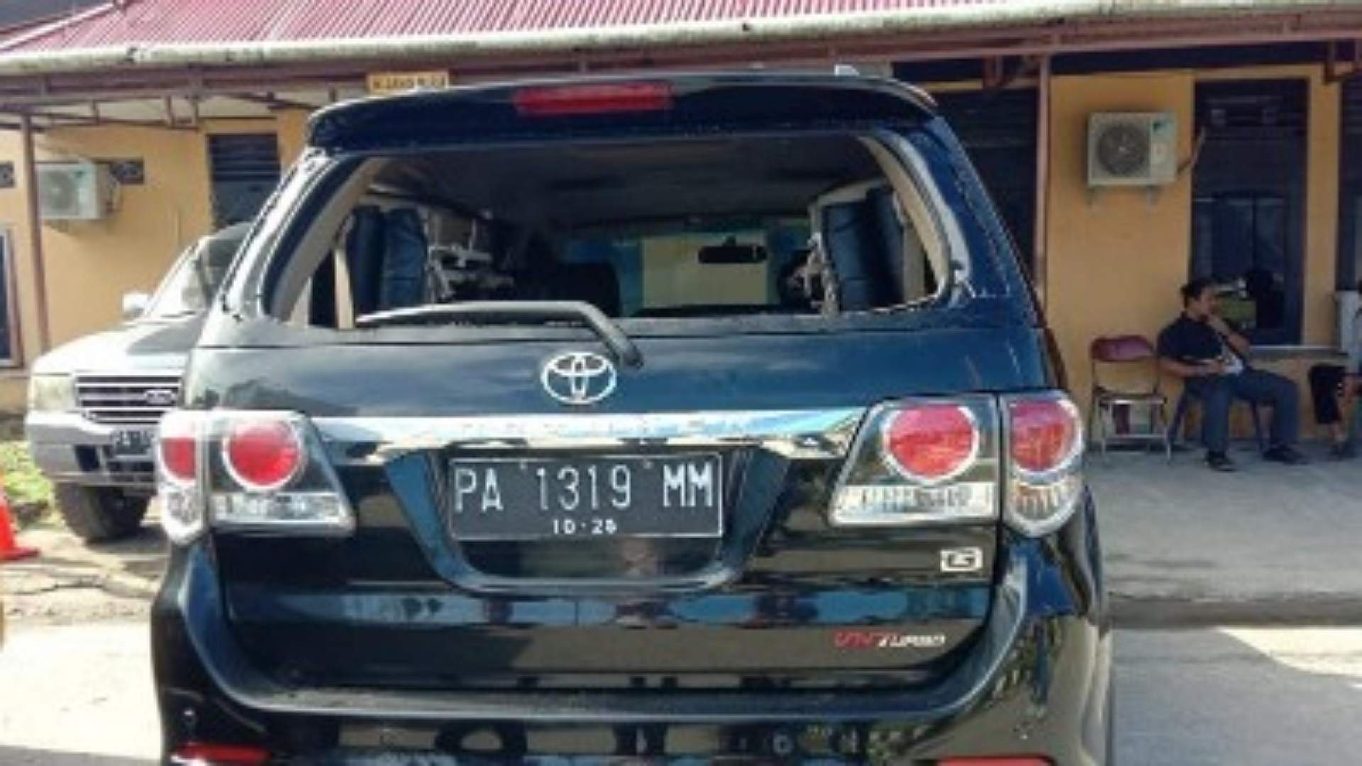 odgj-berulah-lempar-kaca-mobil-warga