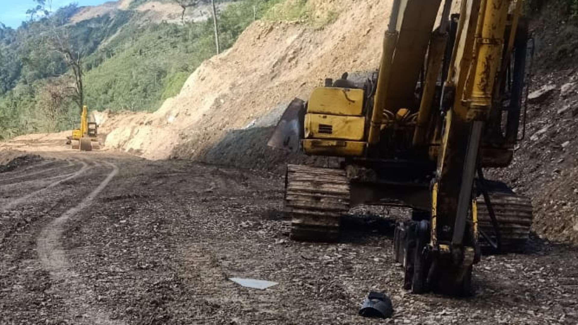 kkb-bakar-alat-berat-proyek-jalan-di-pegubin-papua