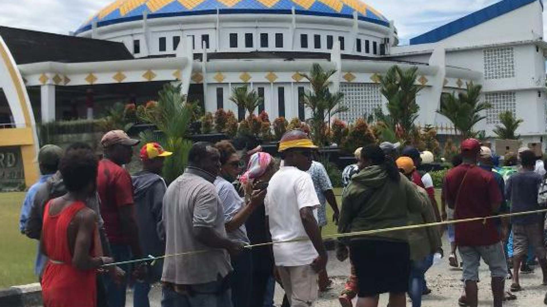 polemik-dana-hibah-rp45-miliar-ke-ikt-kantor-dprd-mimika-digeruduk-massa