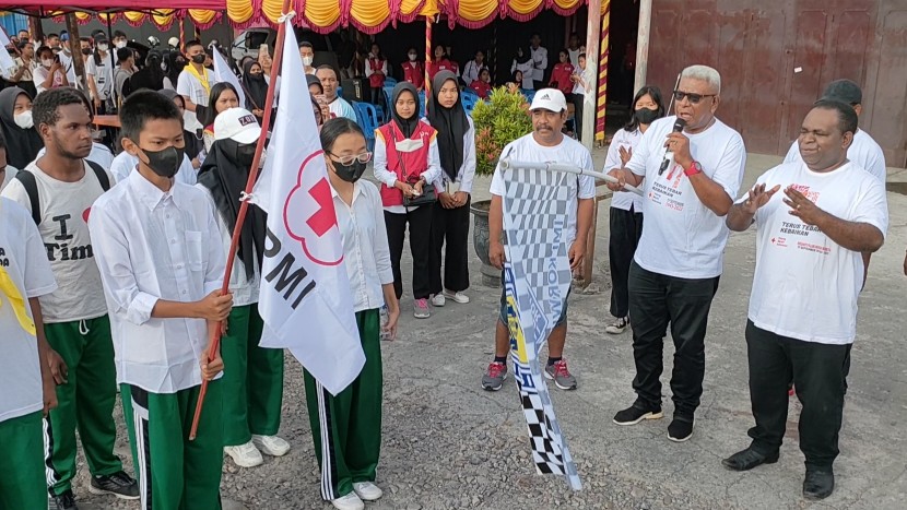 napak-tilas-ratusan-relawan-membuka-peringatan-hut-pmi-ke-77-di-mimika