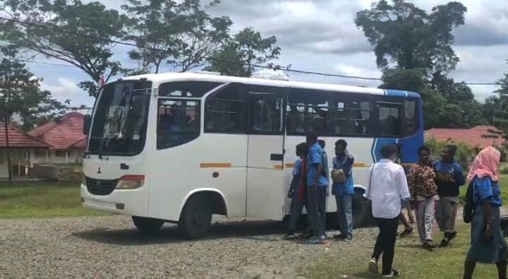 Pelajar SMA Negeri 5 Sentra Pendidikan bertolak meninggalkan sekolah menggunakan bus, Rabu (21/9/2022). Foto: Amma/ Papua60detik
