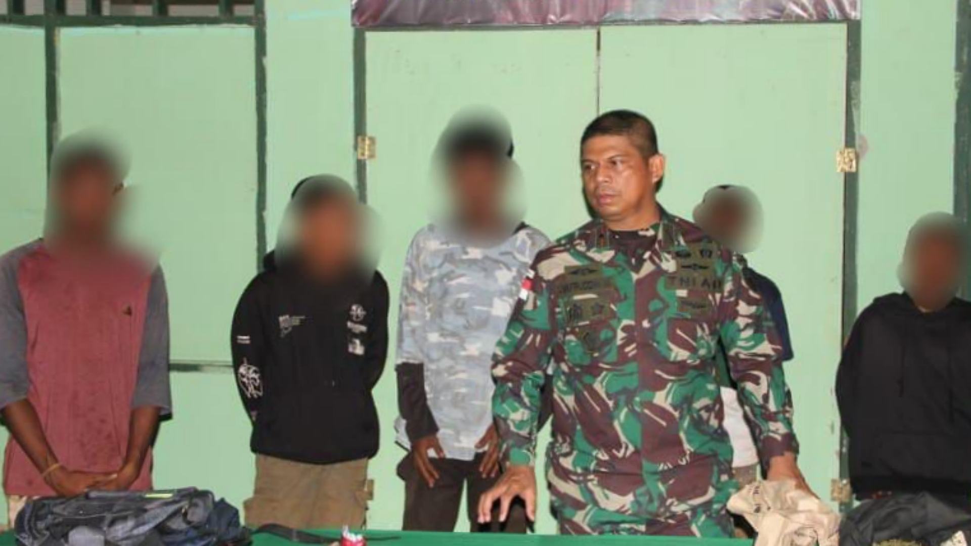 satgas-pamtas-ri-png-yonif-725woroagi-tangkap-6-remaja-pembawa-ganja-kering