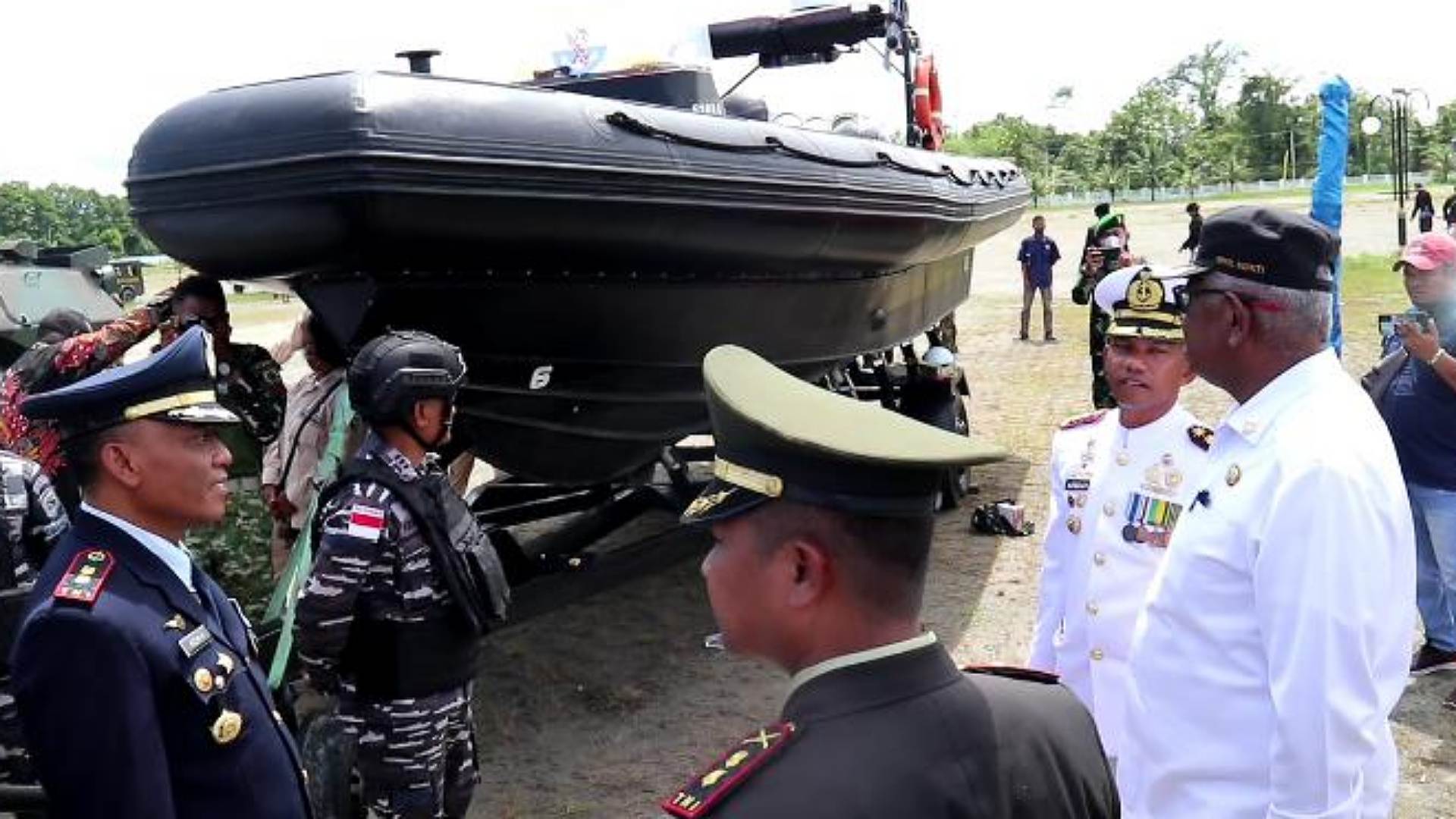 hut-tni-ke-77-di-timika-sejumlah-kendaraan-tempur-dipamerkan