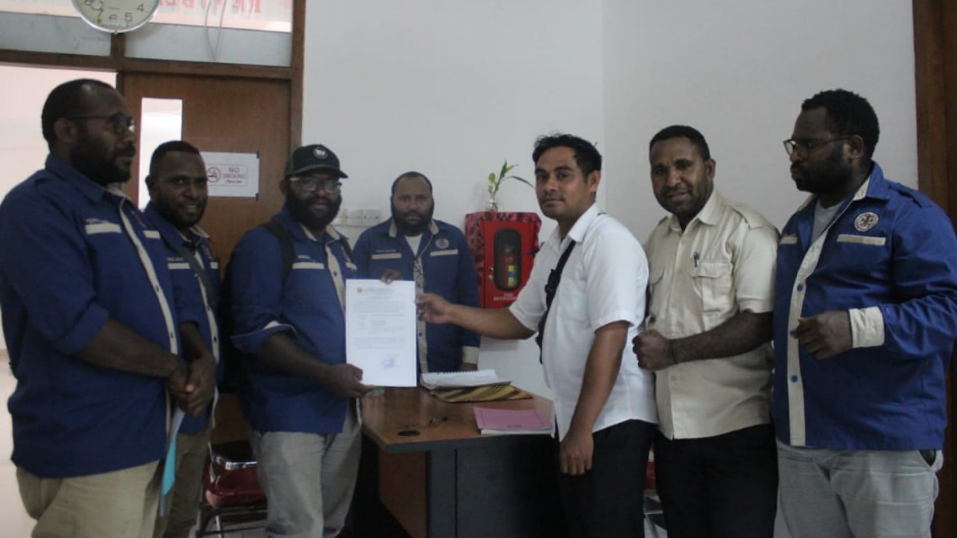 Pengurus HAPAK berdiri sebagai organisasi legal usai mendaftar di Badan Kesbangpol Mimika pada Rabu (5/10/2022) kemarin. Foto: HAPAK