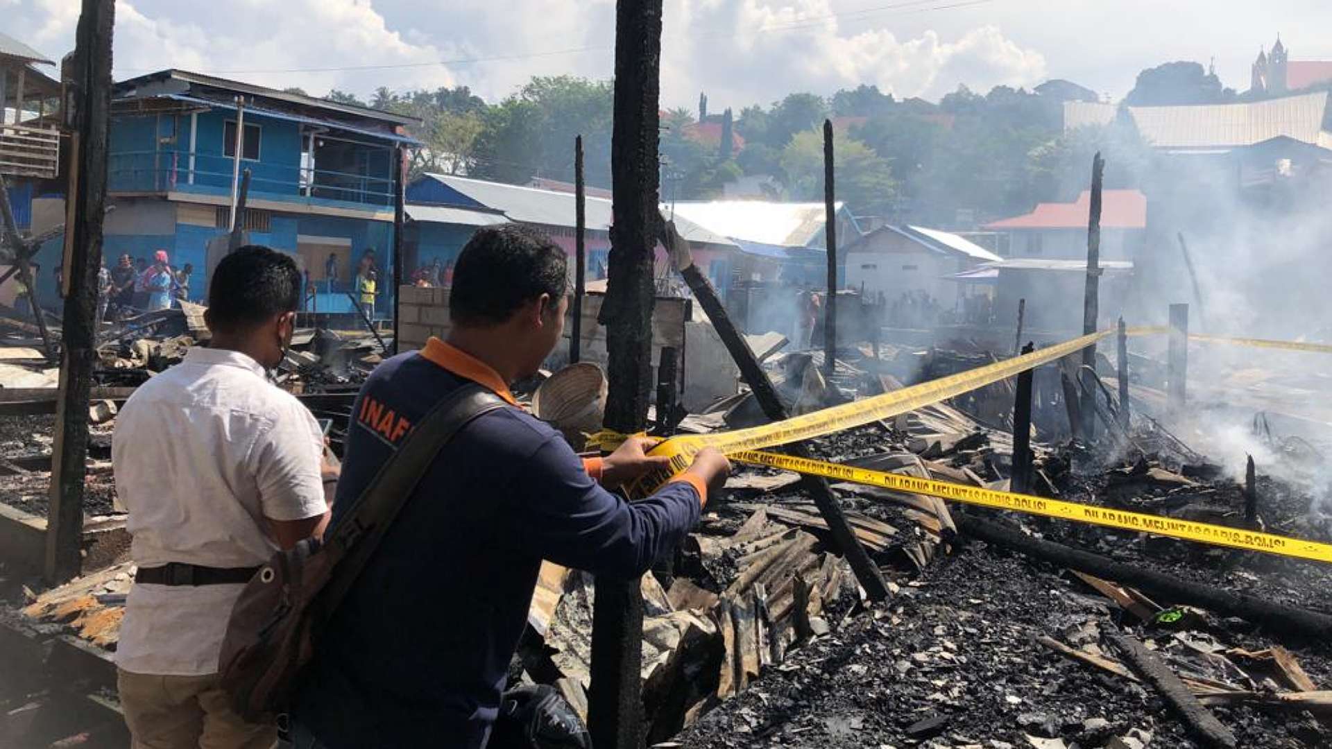 Olah TKP peristiwa kebakaran di Dox IX Kota Jayapura Kamis (6/10/2022). Foto: Humas Polda Papua