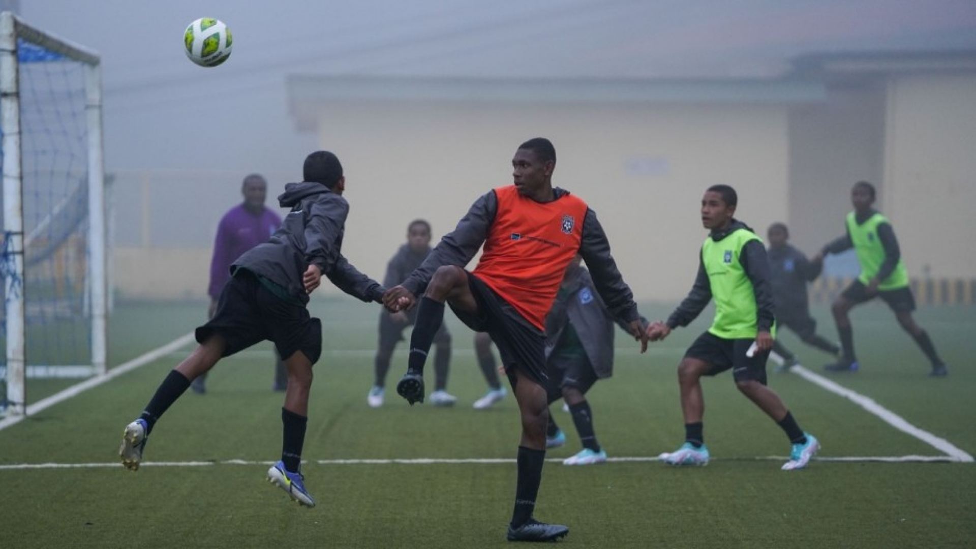Pemain Papua Football Academy berlatih di Tembagapura. Foto: Corcom PTFI