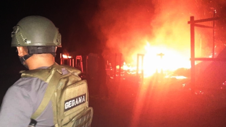 pos-covid-19-di-bandara-kenyam-terbakar